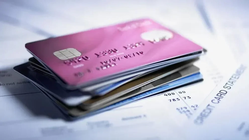 img of Credit Card Issuer Reporting: When Does a Late Payment Affect Your Credit Score?